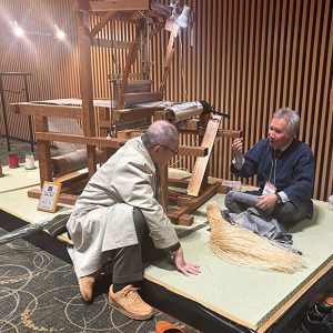 塩沢織物の実演